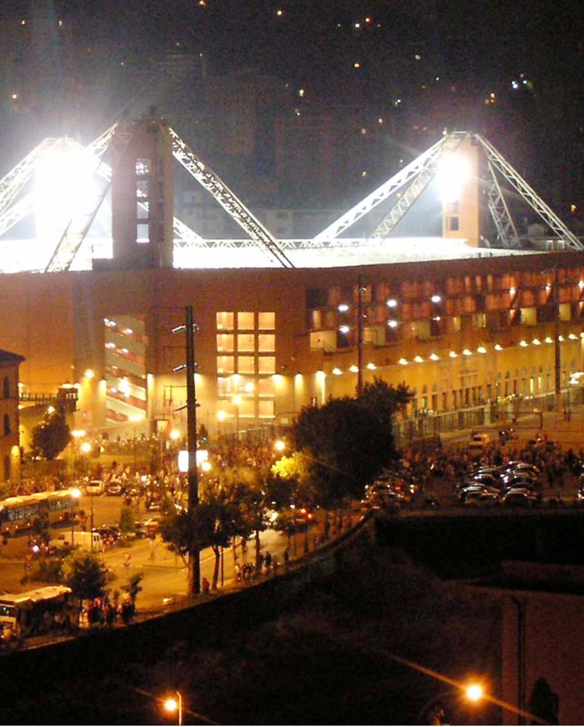 Stadio illuminato a giorno. Di giorno