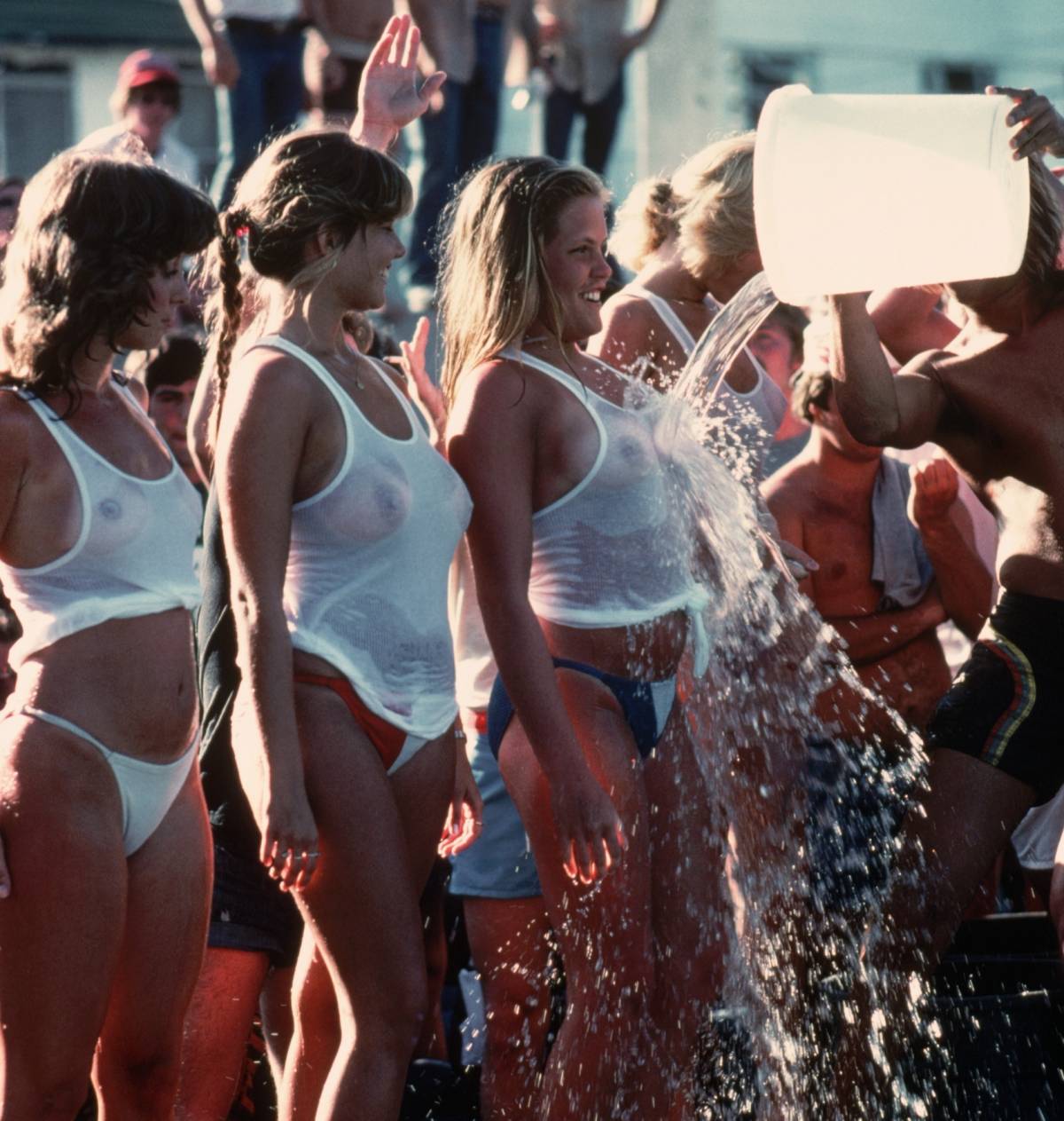 Miss maglietta bagnata al bando nel Regno Unito: l’acqua fredda fa male