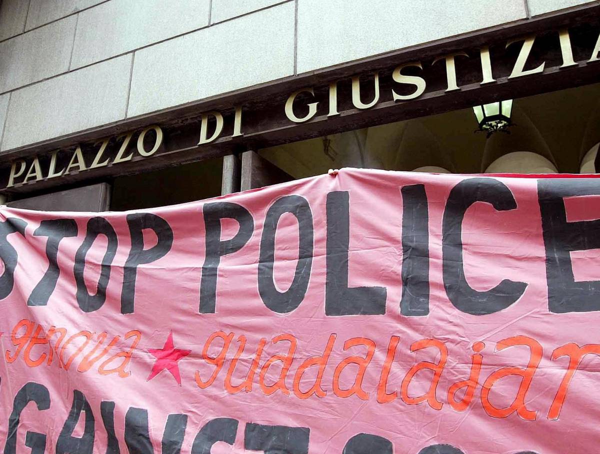 Il leader dei poliziotti vota per il corteo no global