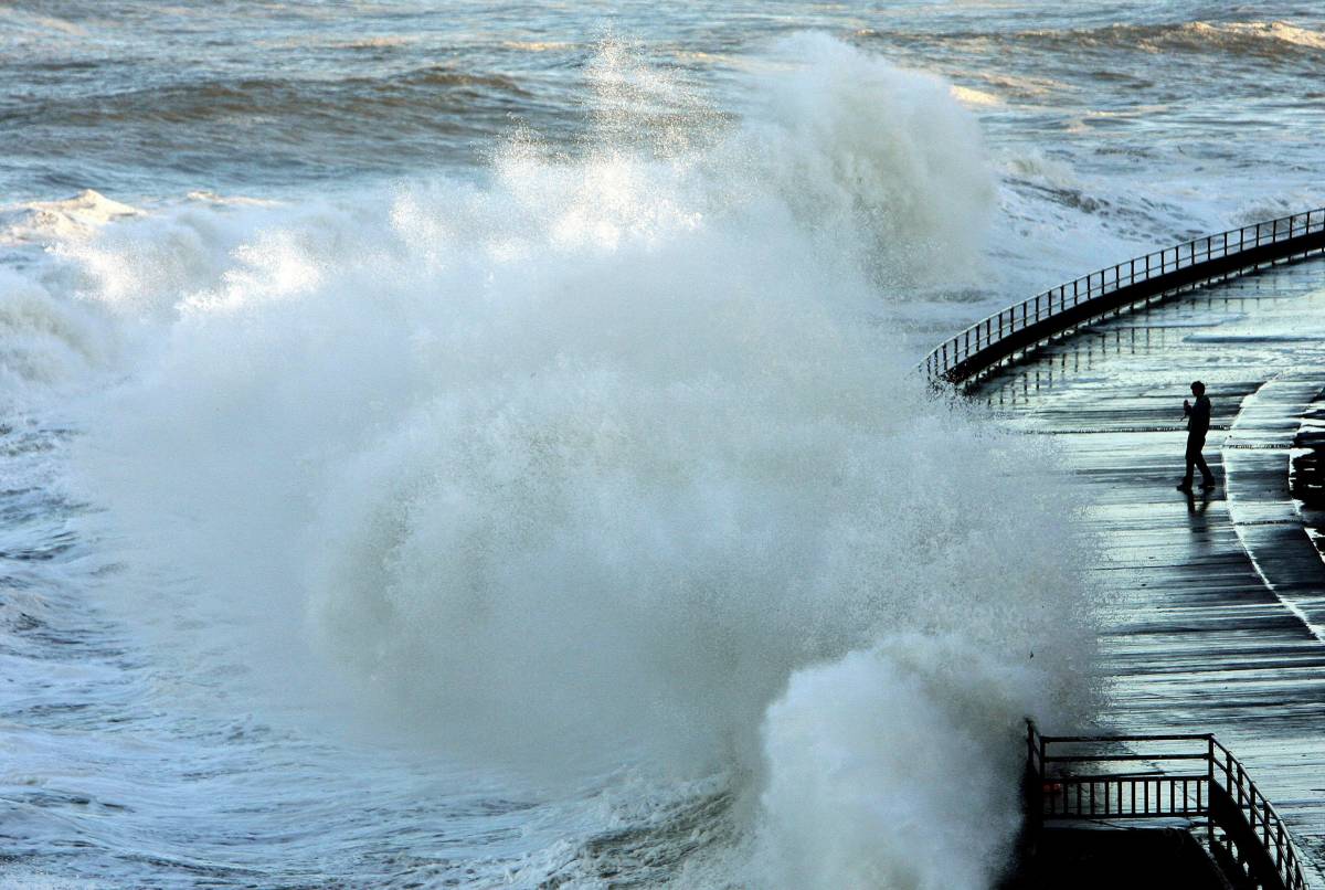 Mare del Nord in tempesta 
Inondazioni e sfollati