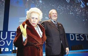 Pianti e applausi tra i militanti: "Torna la fiamma spenta a Fiuggi"