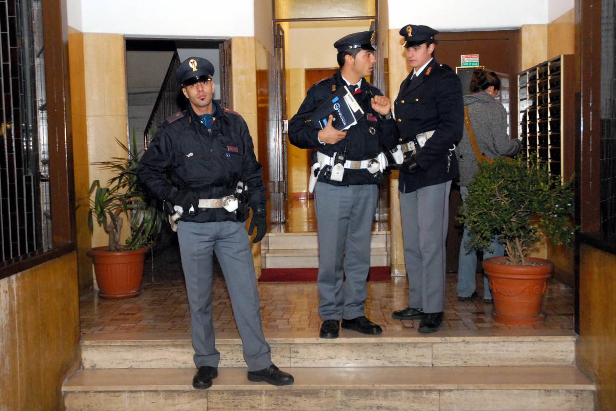 Uomo trovato morto vestito 
da donna e ammanettato