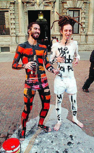 Body painting di protesta davanti al Comune