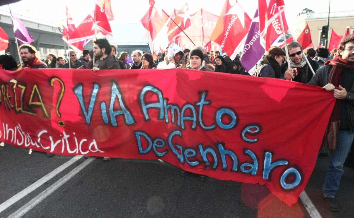 G8, sinistra e no global in piazza 
al grido: "Polizia assassina"