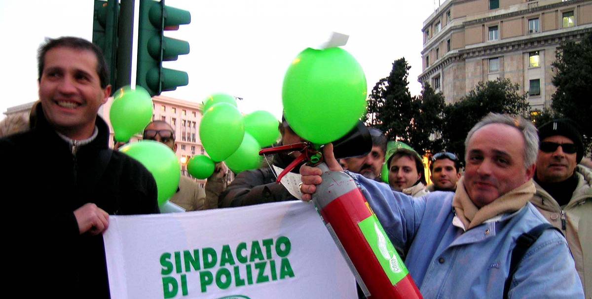 I poliziotti mettono in piazza gli estintori «strumenti di pace»