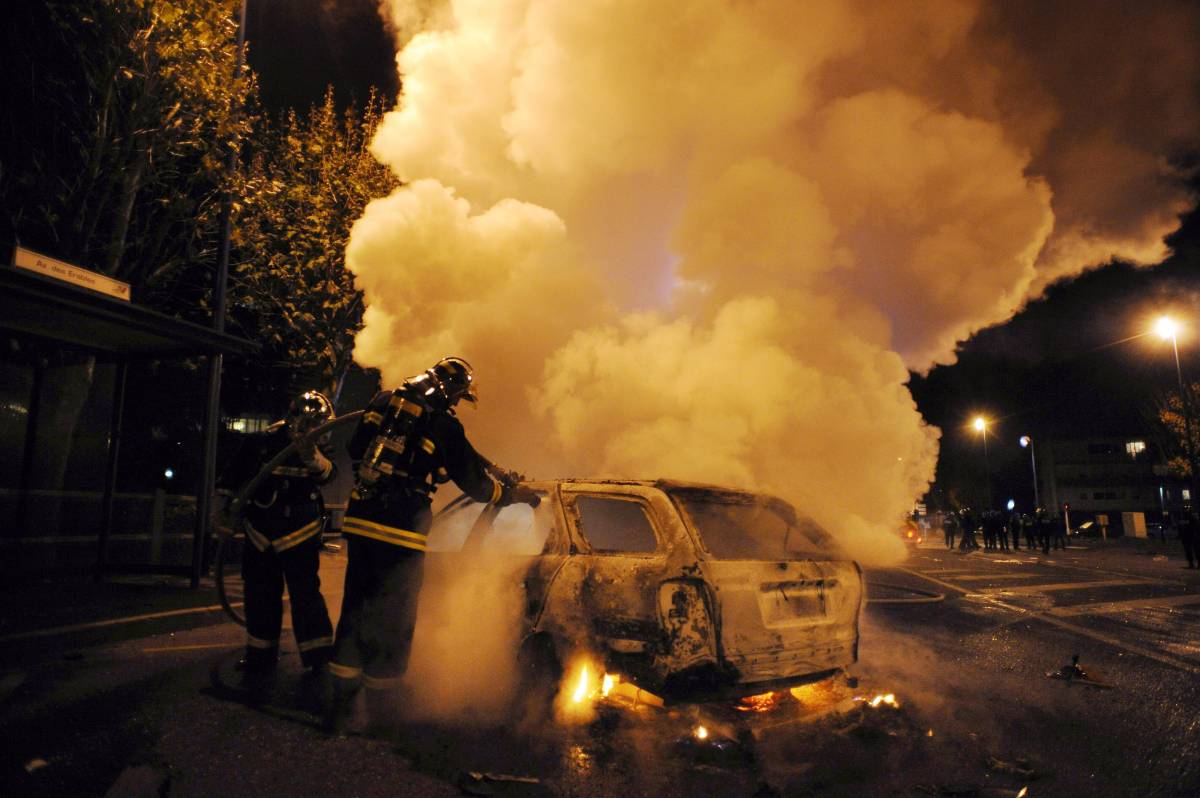 Parigi, banlieu in fiamme: 26 feriti