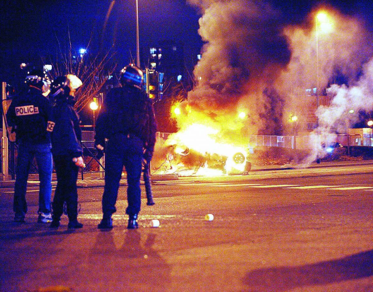 Parigi, nuova rivolta nelle periferie Teppisti scatenati contro  la polizia