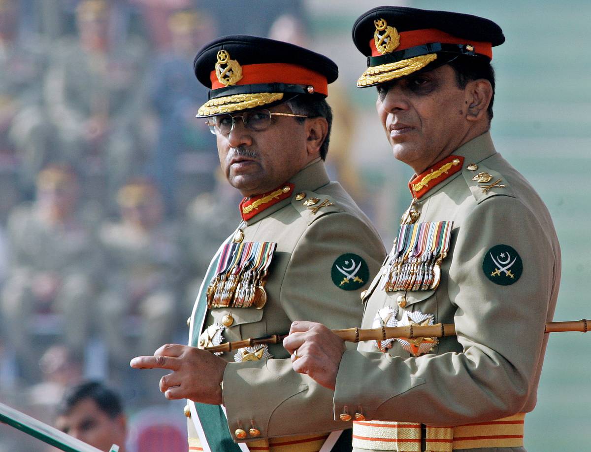 Musharraf, addio alla divisa 
Domani giura ma da civile