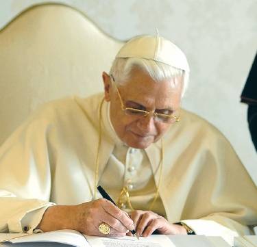 Benedetto XVI contro gli atei: 
"La scienza non porta in Paradiso"