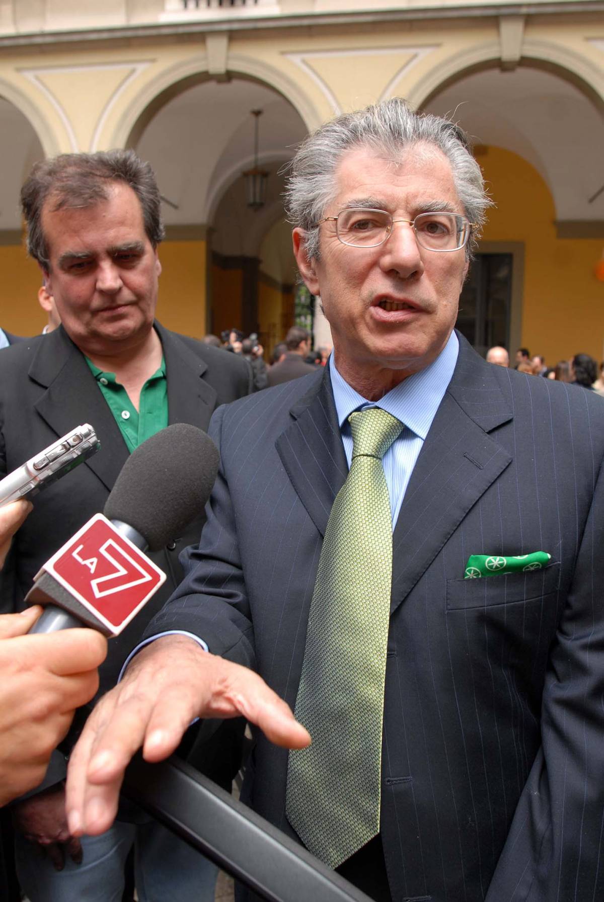 Bossi: "Non vedo nulla di scritto, sono sospettoso"