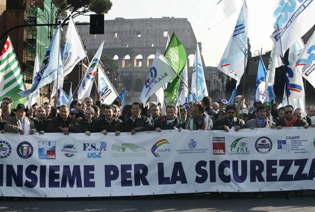 Poliziotti in piazza contro Prodi