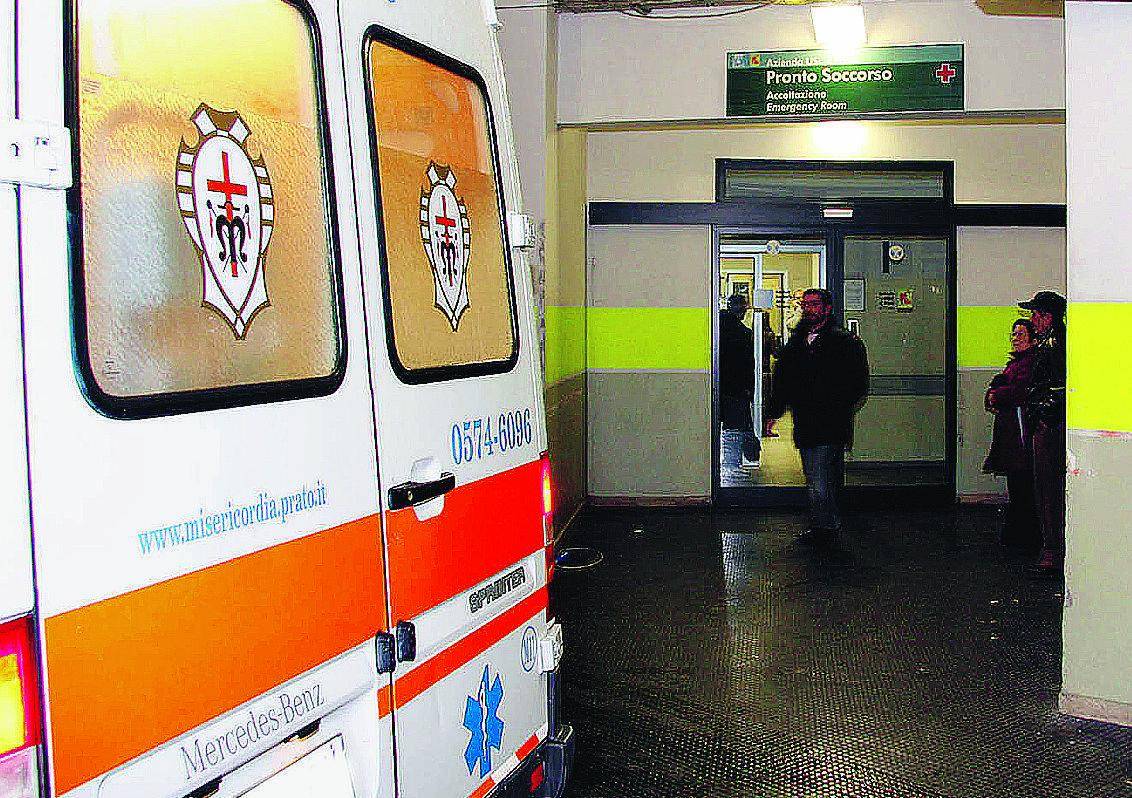 Entra in ospedale e spara alla moglie malata