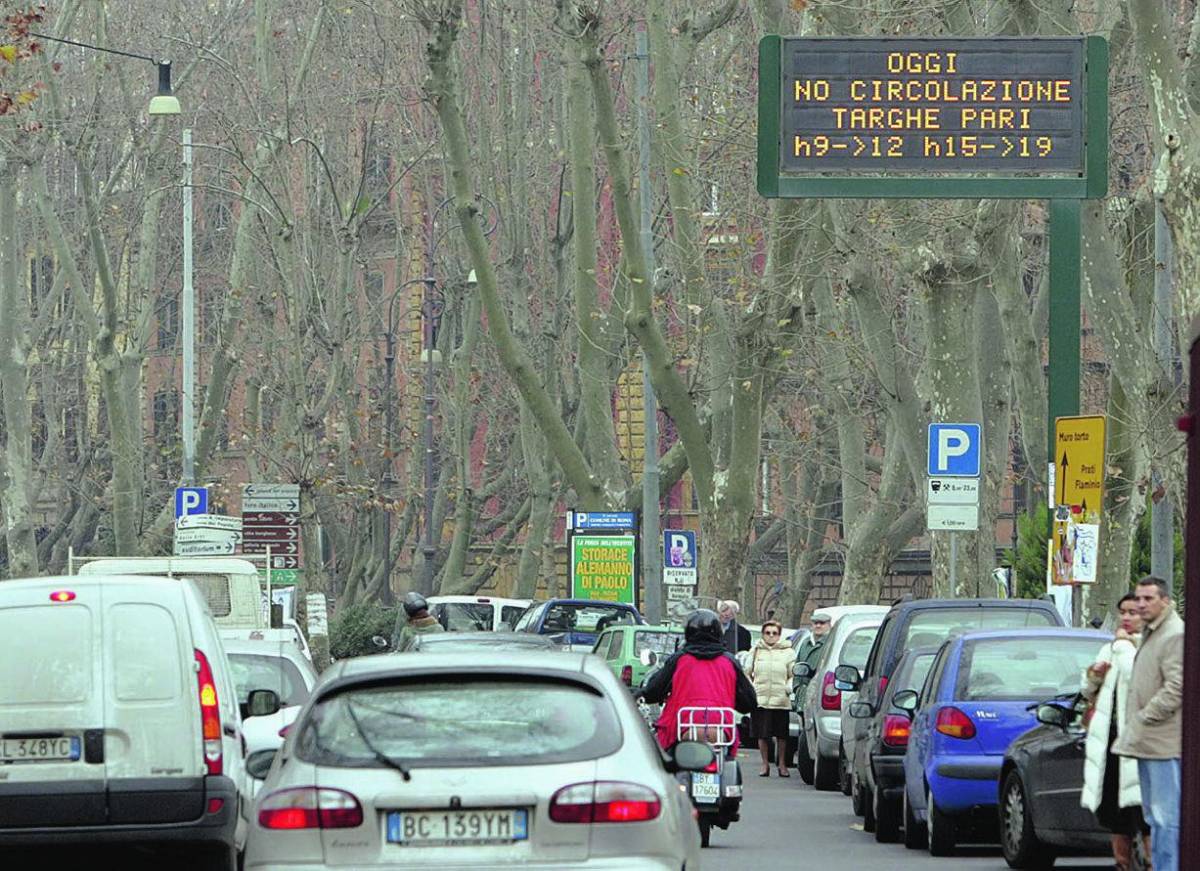 Smog, il Campidoglio insiste: dal 10 gennaio targhe alterne