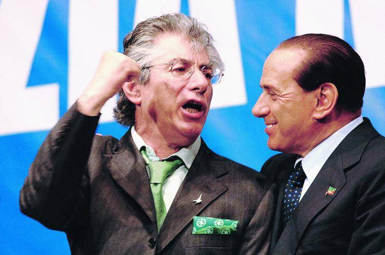 Bossi: «Il Pdl non mi interessa  ma a Silvio regalerò un golf»