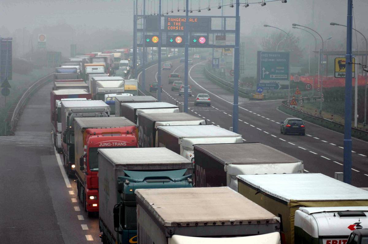 Sciopero dei tir, code e disagi 
Mercoledì Italia senza benzina