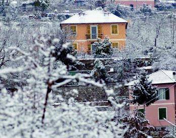 Gelo e neve sulla Liguria ma il tempo migliora