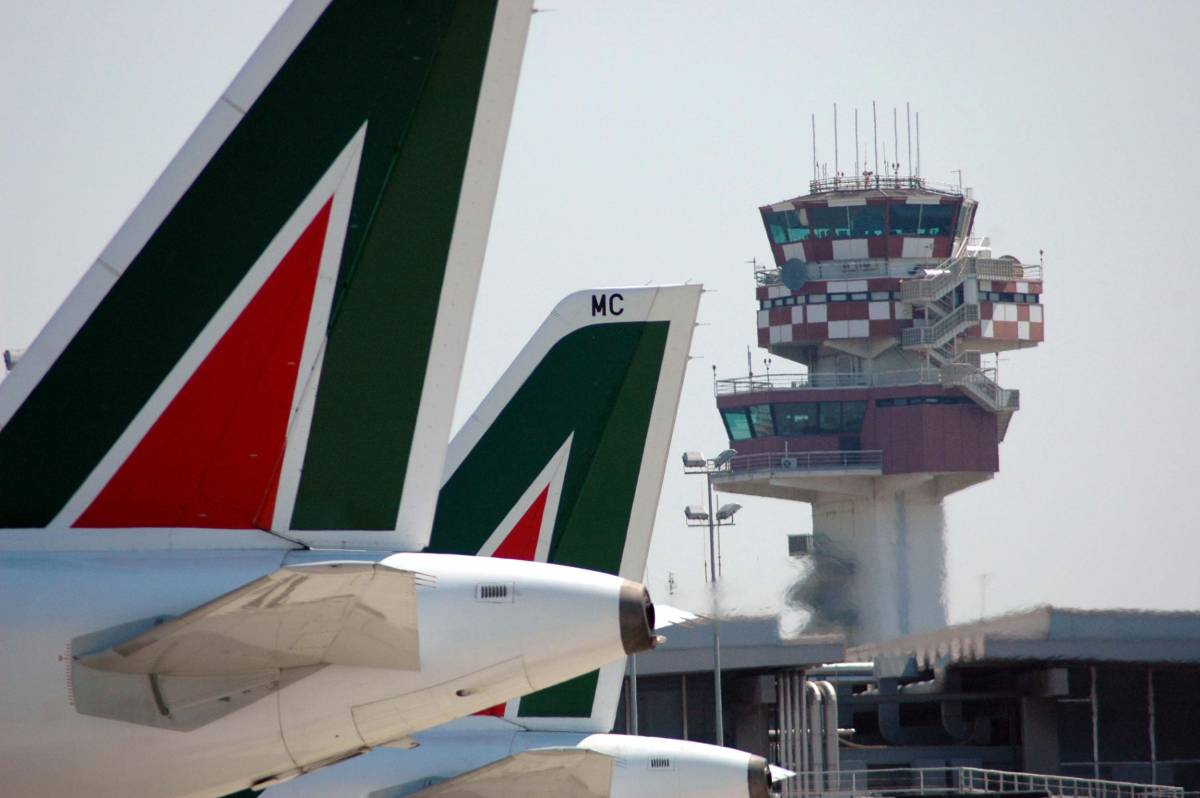 Alitalia, il governo chiede più tempo 
Il cda rinvia la scelta a venerdì