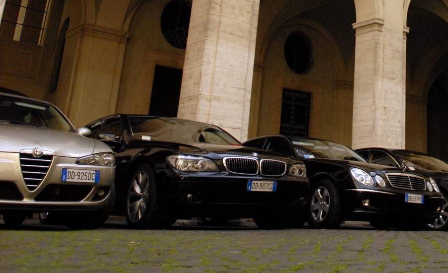 Milano abolisce le auto blu: assessori e dirigenti a piedi Ha vinto la linea della Lega