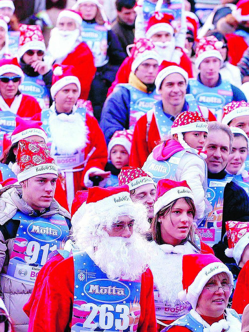 Di corsa vestiti da Babbo Natale per aiutare i bebè