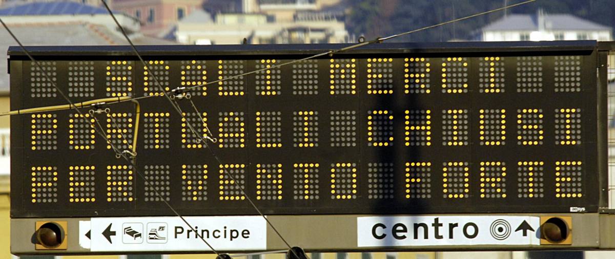 C’è vento: tir «posteggiati» in autostrada