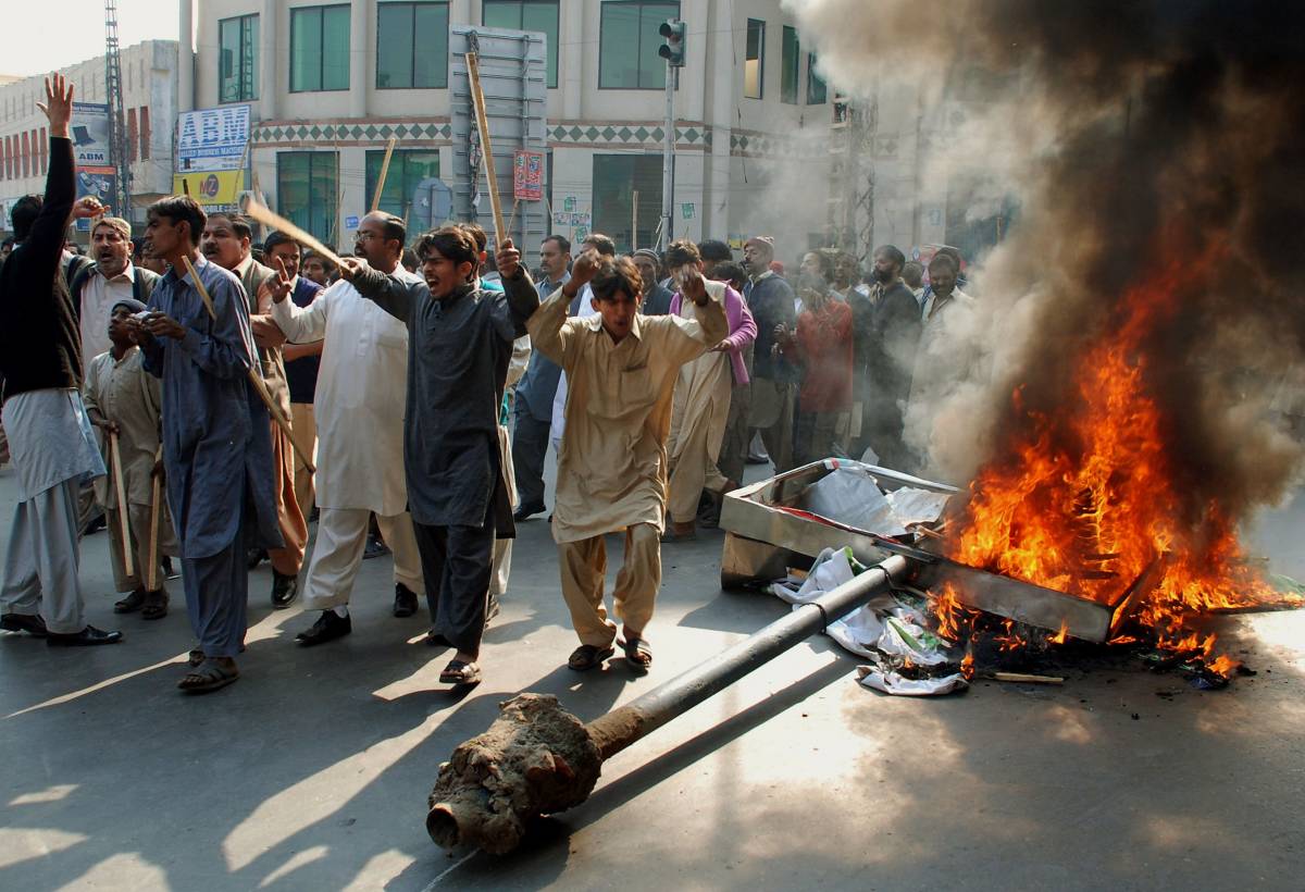 Bhutto, in migliaia ai funerali 
Pakistan nel caos: 19 vittime