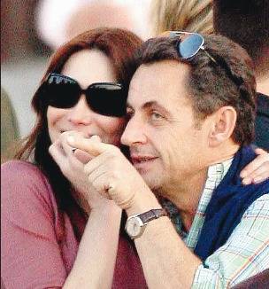 Sarkozy e madame Carla assediati dai paparazzi 
a Sharm el Sheik. E la polizia egiziana spara