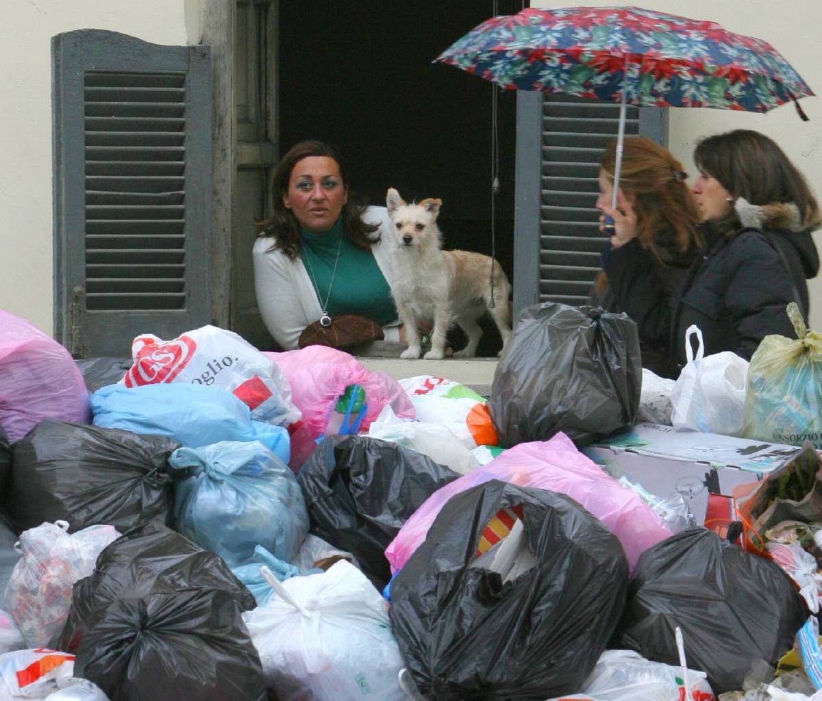 La Campania è sommersa dai rifiuti 
Bassolino e la Jervolino "scappano"