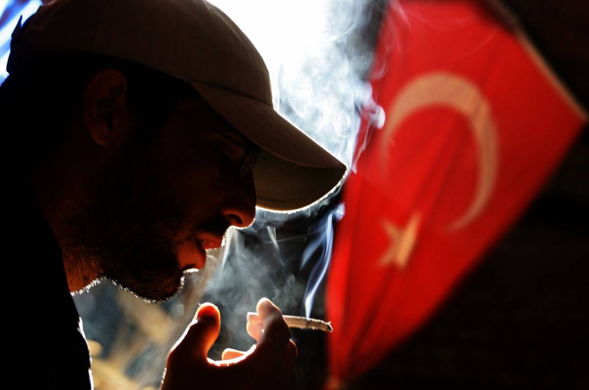 La fine di un mito. Ora ai turchi è vietato fumare come turchi