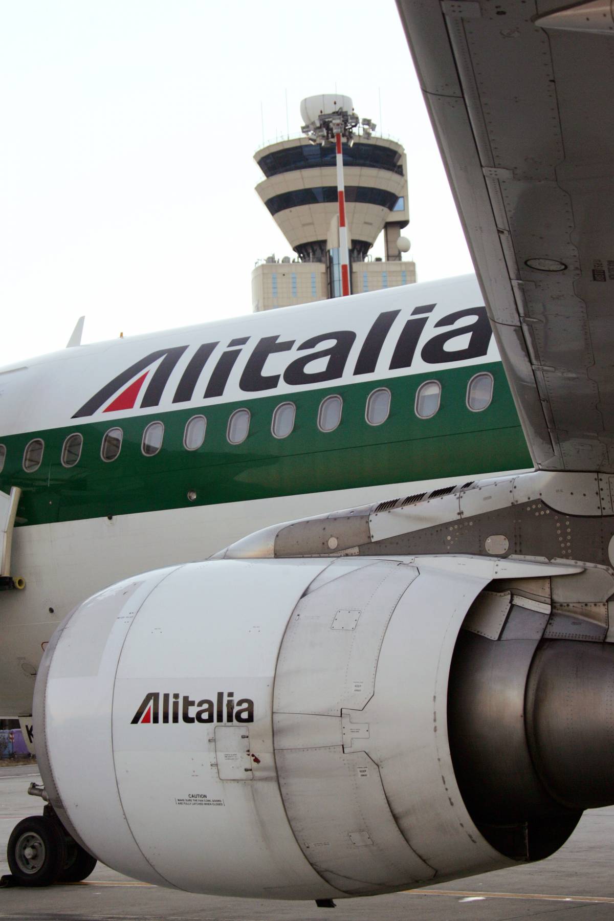 Alitalia, i sindacati alzano la voce 
"Prodi ci deve convocare subito"