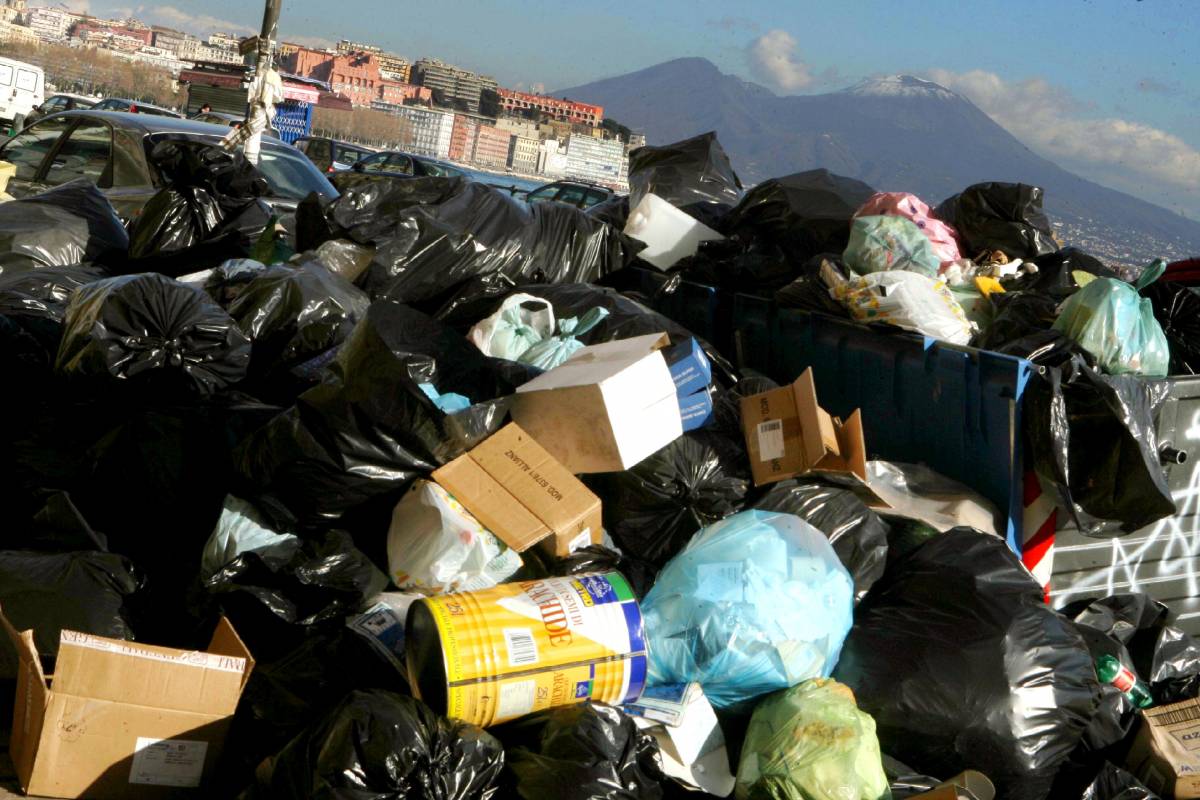 Napoli caos, rifiuti ancora in strada 
Napolitano: "Attenzione eccessiva"