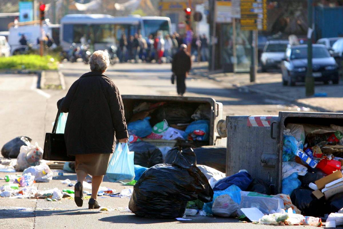 Rifiuti, la soluzione del governo: 
Napoli può (ancora) attendere