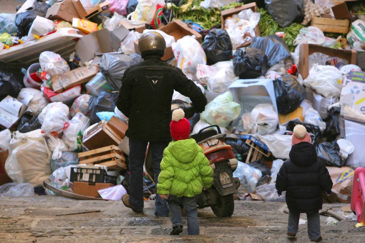 Rifiuti, "il rischio  vero  sono le ecoballe nocive"