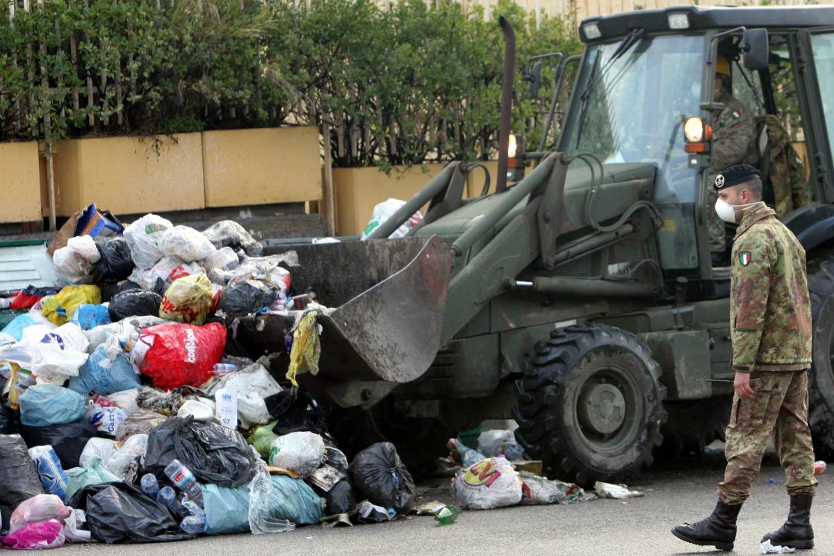 Napoli, ancora barricate nelle strade 
Scuole chiuse: 50mila studenti a casa