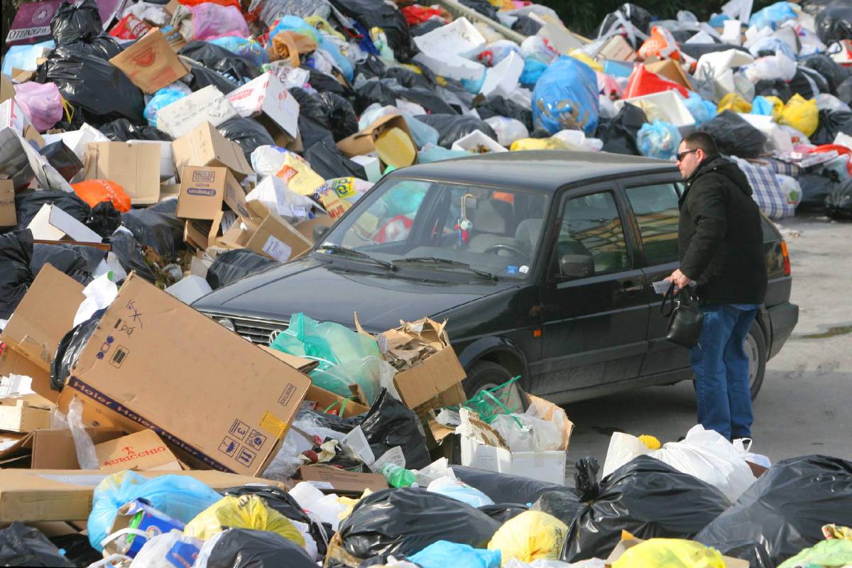 Napoli, anche rifiuti tossici a Pianura 
La Ue: "Sono in arrivo le multe"