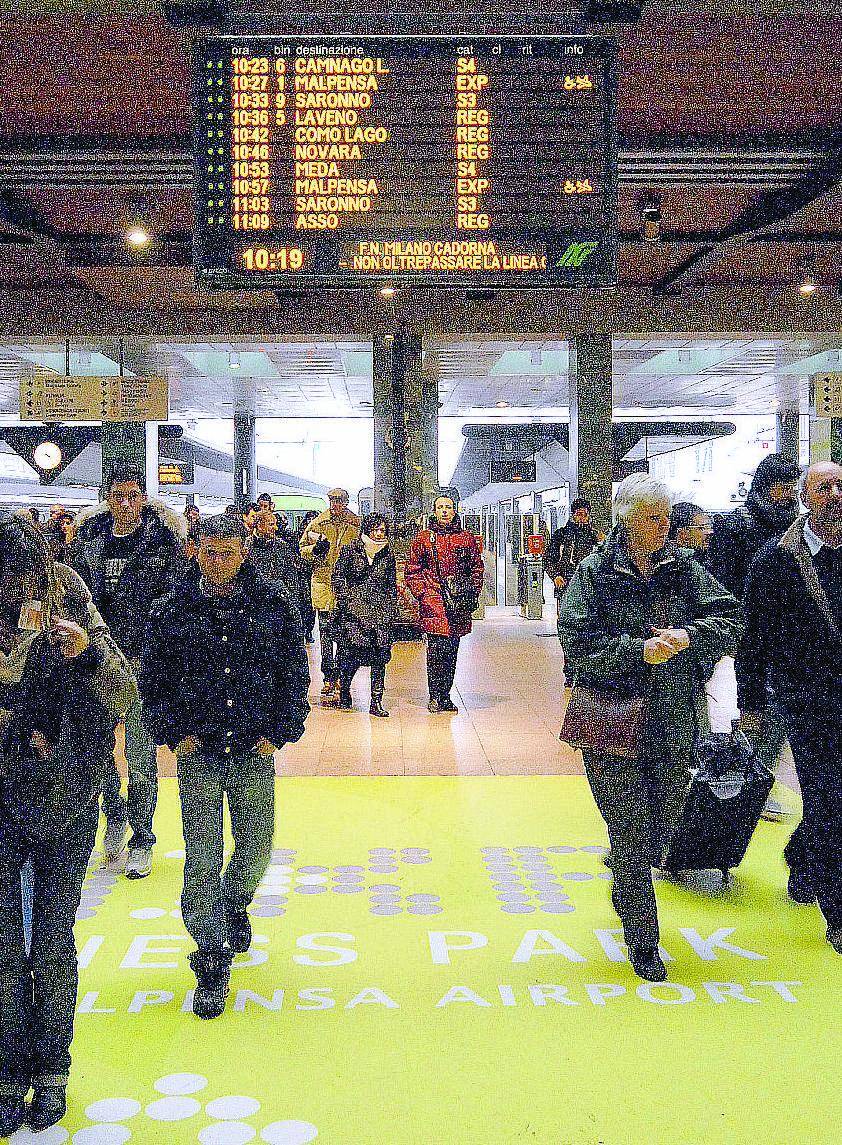 Un guasto ferma  il treno  I pendolari forzano le porte e bloccano la stazione