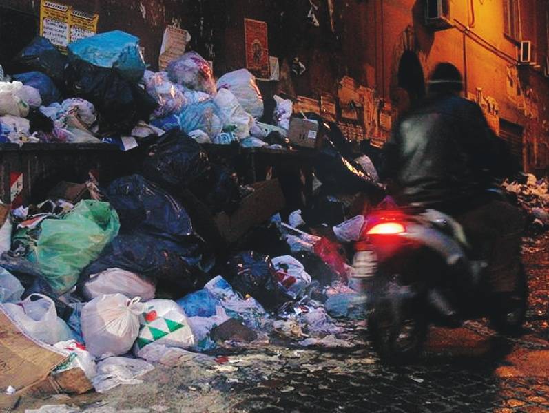 Piove in Campania e "munnezza city" galleggia tra i rifiuti