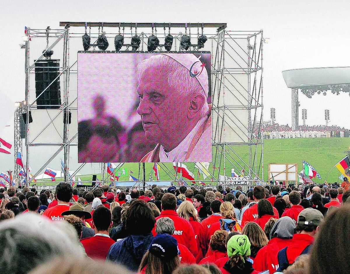 Maxischermo in piazza Duomo Milano sta con Papa Benedetto