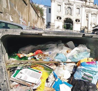 Napoli, dopo tre settimane 
la munnezza rimane tutta lì