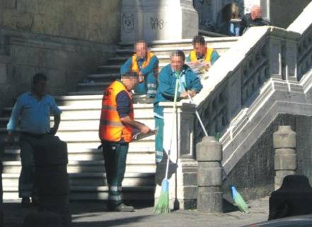 Ecco come lavorano gli spazzini napoletani: siesta sulle scale