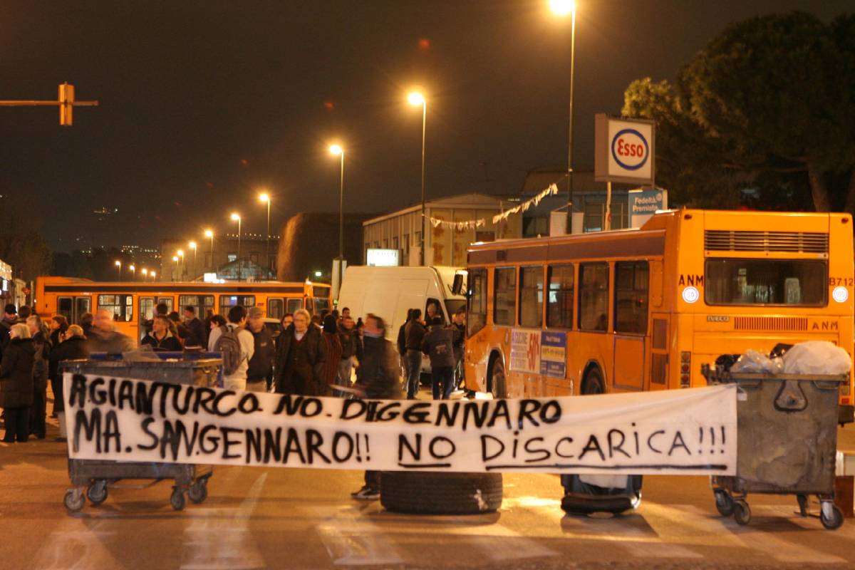 Rifiuti, De Gennaro: riaperte 3 discariche 
Ma riesplode la protesta per dire no