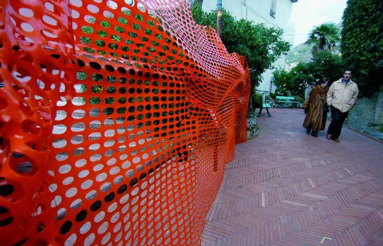 Nervi, la passeggiata è una corsa a ostacoli