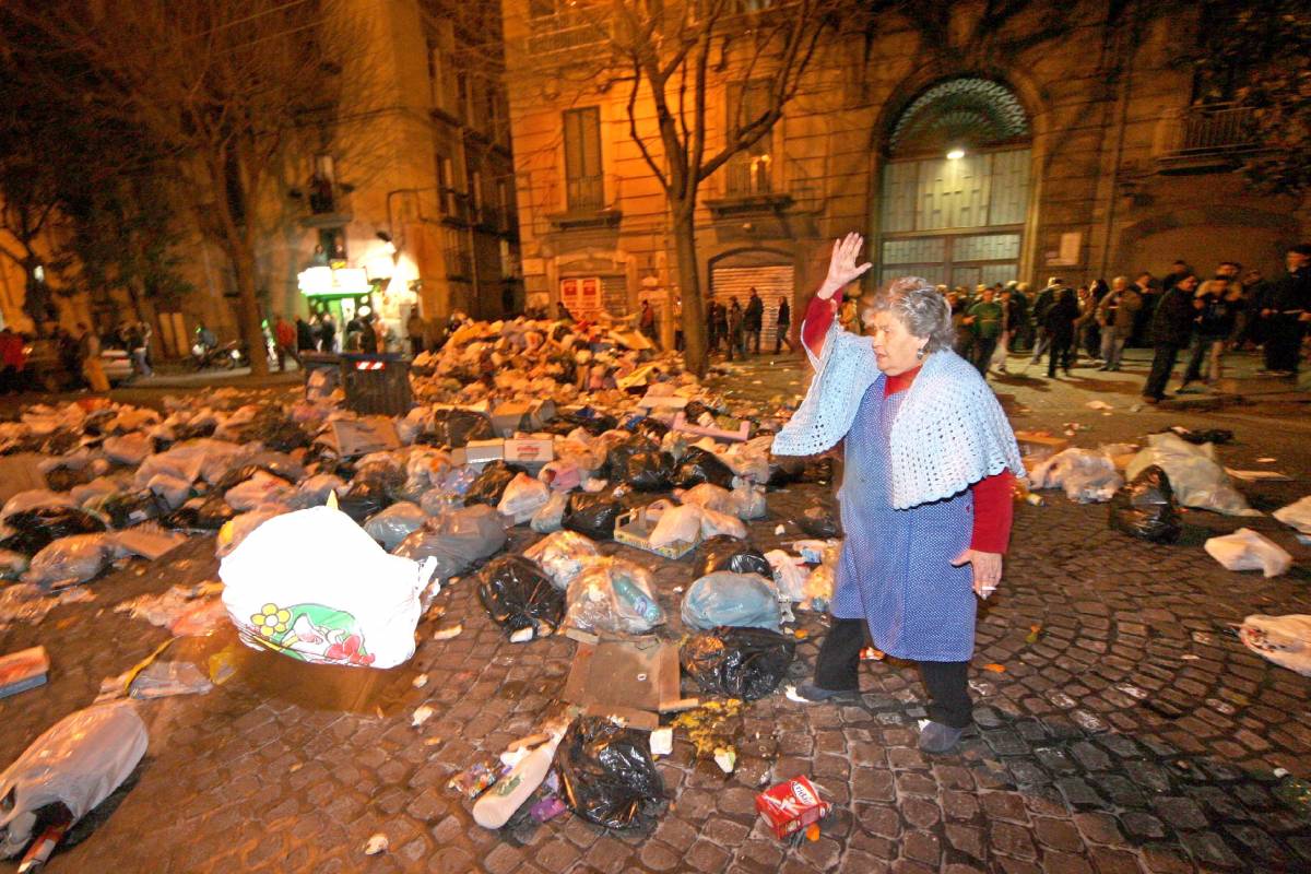 Caos, proteste e roghi. Così hanno accolto la riapertura dei siti