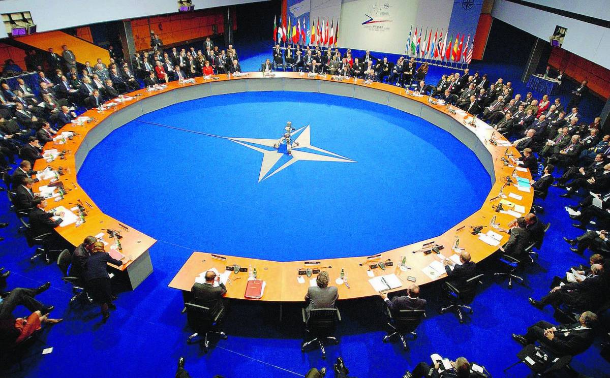«La Nato  pronta a lanciare la bomba atomica per prima»