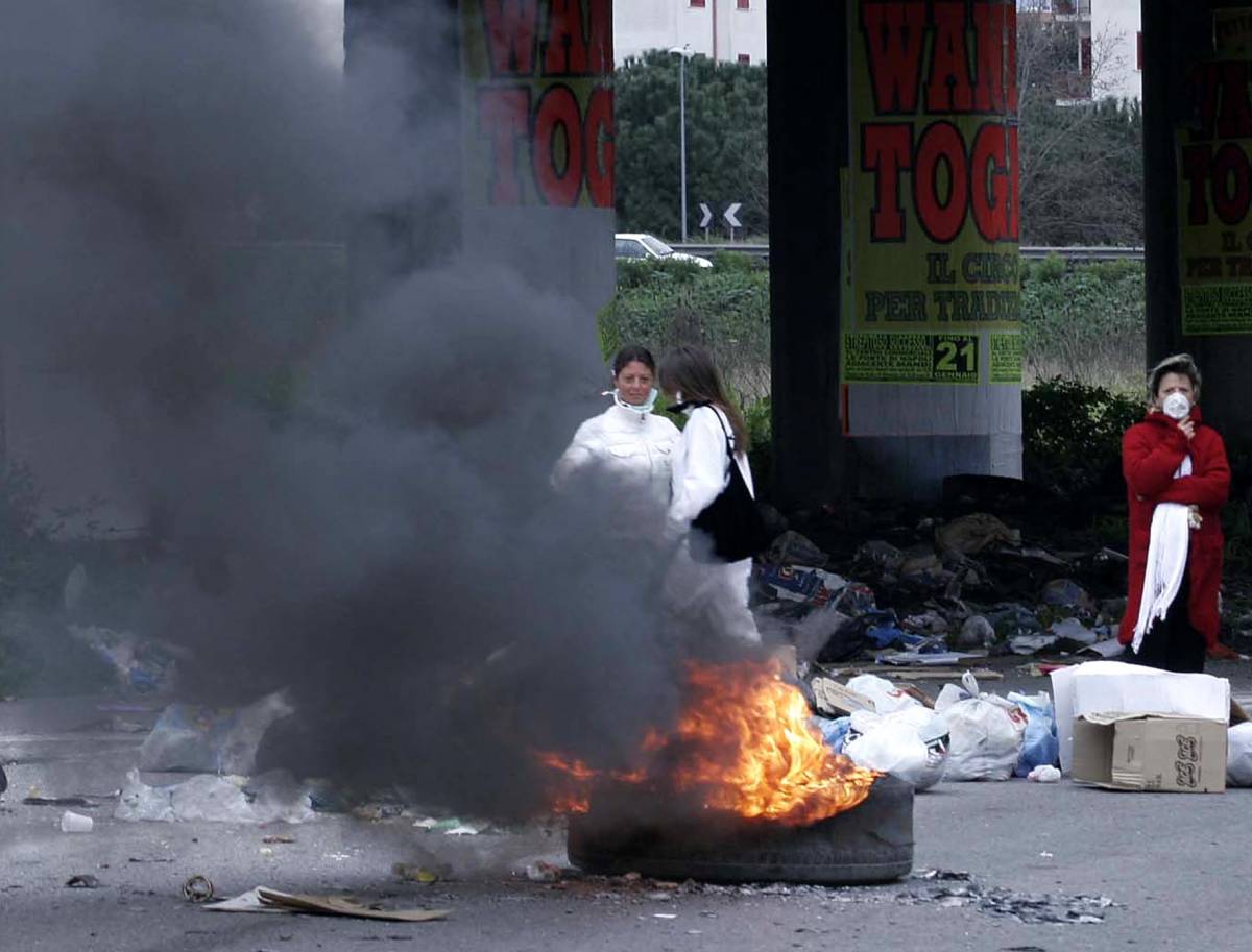 Campania, barricate contro le discariche