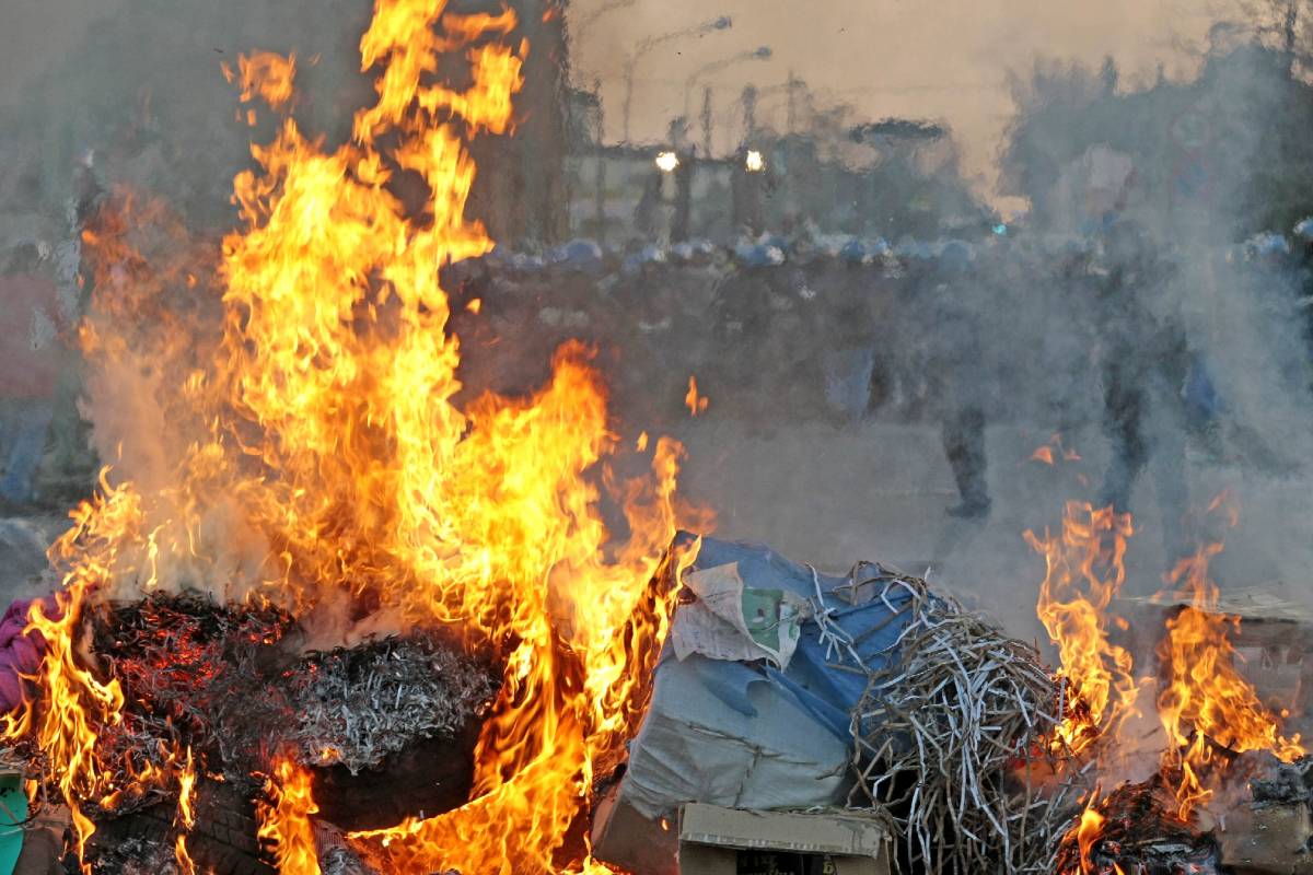 Napoli, 81 roghi di rifiuti nella notte