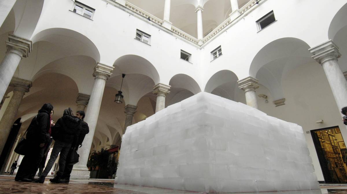 Muro di ghiaccio nel cortile di Palazzo Ducale