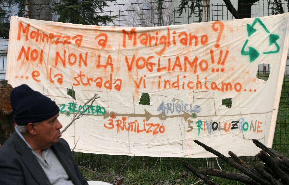 Rifiuti, la protesta non 
si ferma: roghi e blocchi