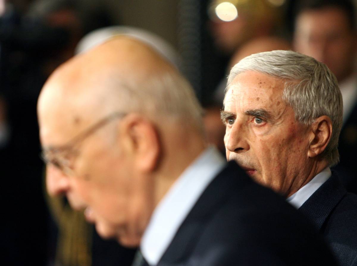 Napolitano, l'incarico a Marini: 
governo per la legge elettorale 
Berlusconi: "C'è solo il voto"