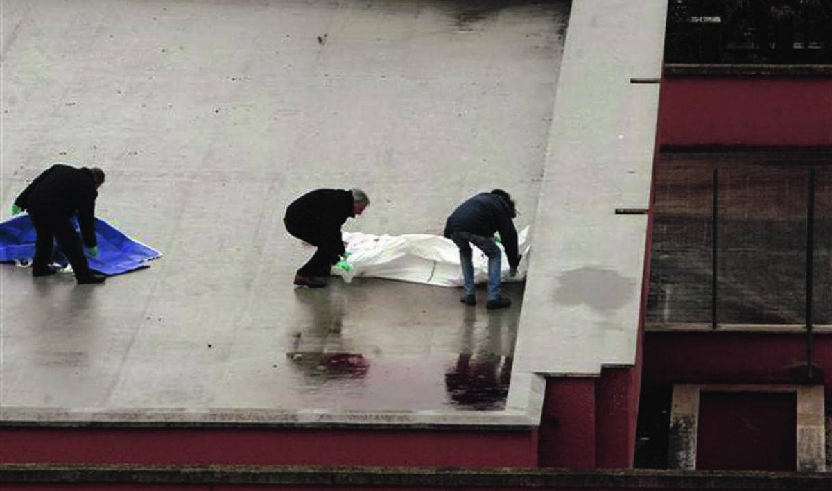 Ladro muore sul tetto di una scuola