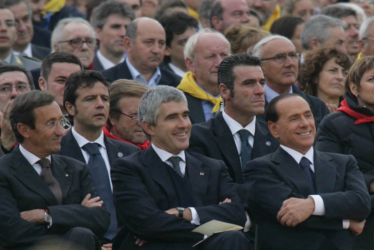 Il Pd ha scelto: corre da solo 
Forza Italia: "Noi con la Cdl" 
Fini: coalizione semplificata